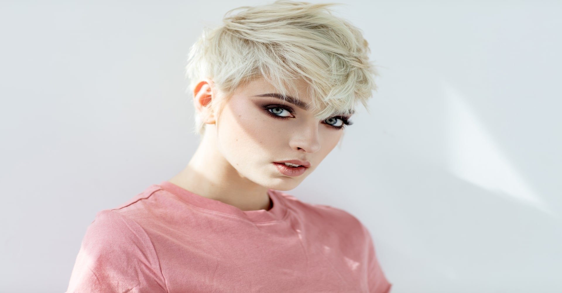 Modelo Loira Com Cabelo platinado e Curto Posando Para Foto
